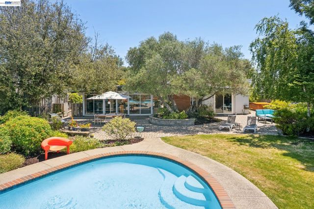 5842 Highwood Rd, Castro Valley, CA 94552