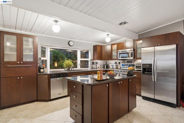 5842 Highwood Rd, Castro Valley, CA 94552