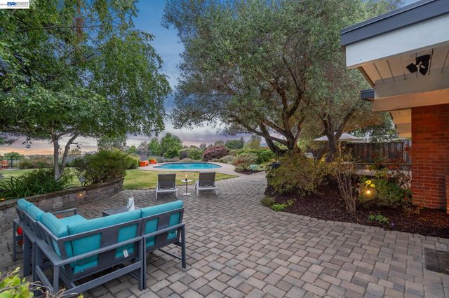 5842 Highwood Rd, Castro Valley, CA 94552