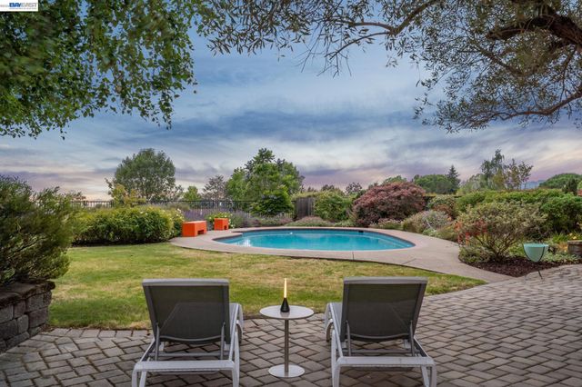 5842 Highwood Rd, Castro Valley, CA 94552