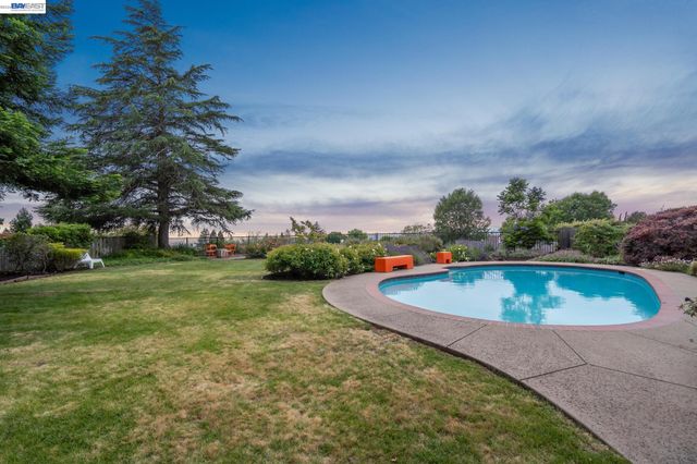 5842 Highwood Rd, Castro Valley, CA 94552