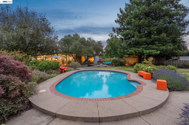 5842 Highwood Rd, Castro Valley, CA 94552
