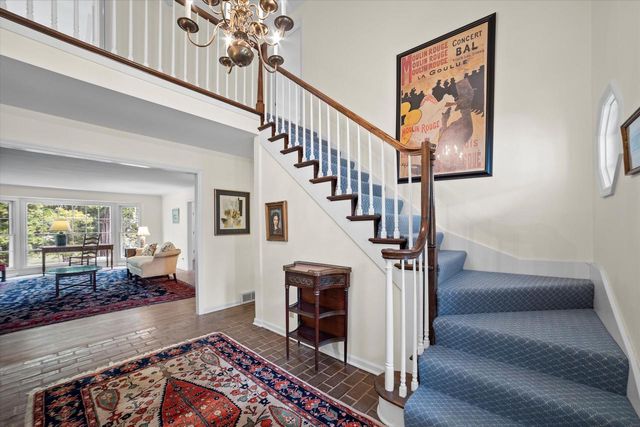 934 W Shaker CIRCLE, Mequon, WI 53092
