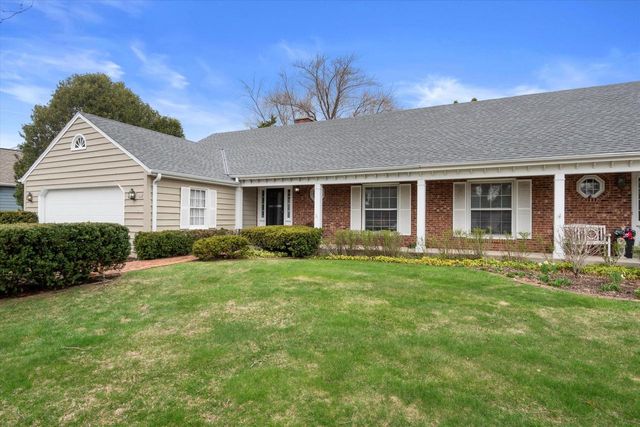 934 W Shaker CIRCLE, Mequon, WI 53092