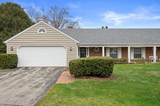 934 W Shaker CIRCLE, Mequon, WI 53092