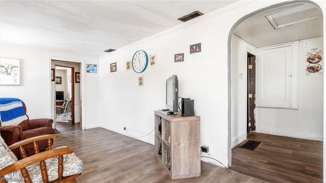 97 E King Street, Zanesville, OH 43701