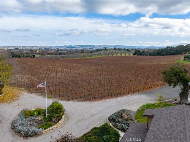 2135 Live Oak Rd, Paso Robles, CA 93446