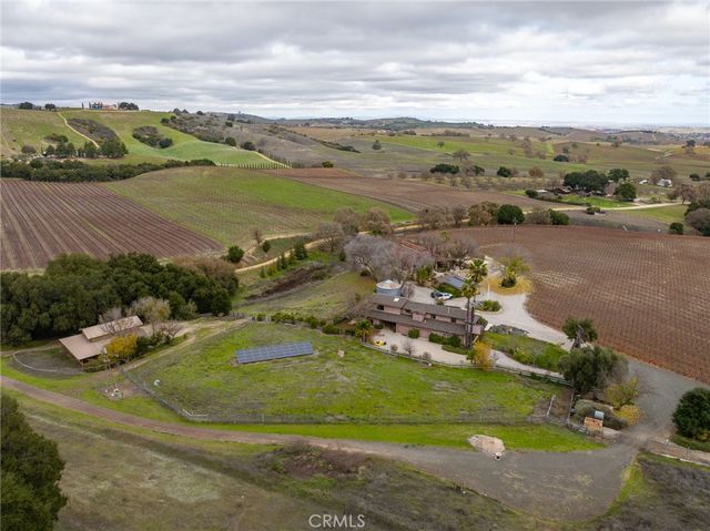 2135 Live Oak Rd, Paso Robles, CA 93446