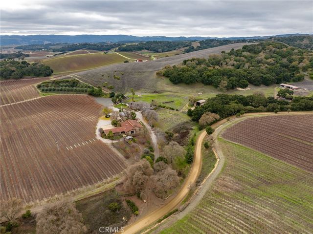 2135 Live Oak Rd, Paso Robles, CA 93446