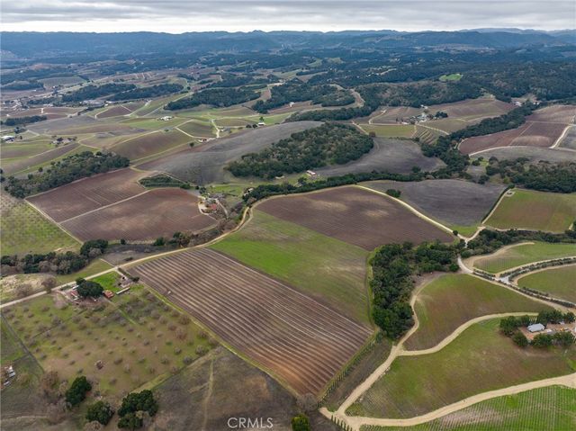 2135 Live Oak Rd, Paso Robles, CA 93446