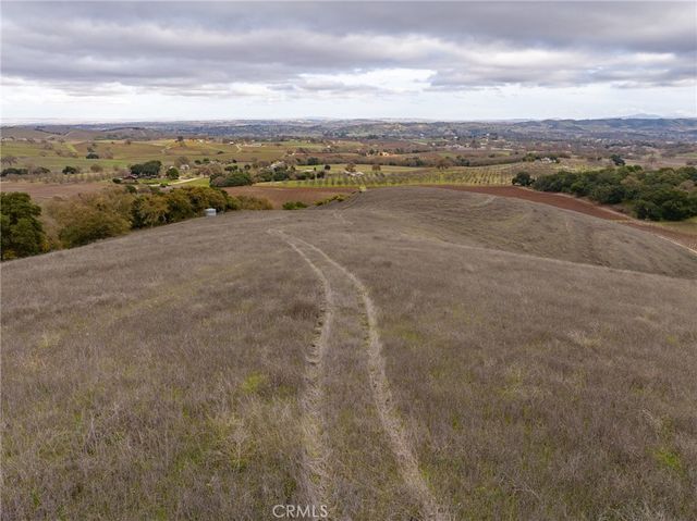 2135 Live Oak Rd, Paso Robles, CA 93446