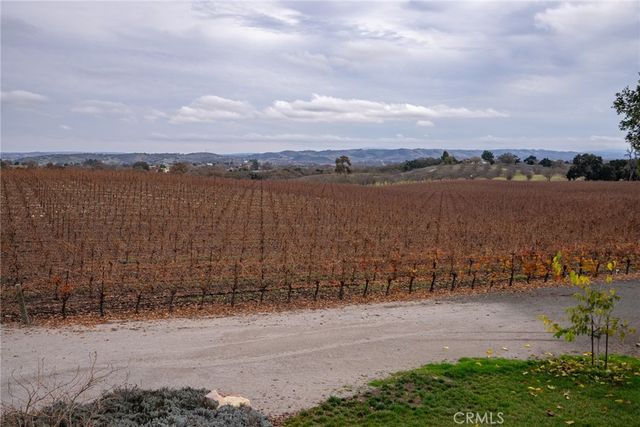 2135 Live Oak Rd, Paso Robles, CA 93446