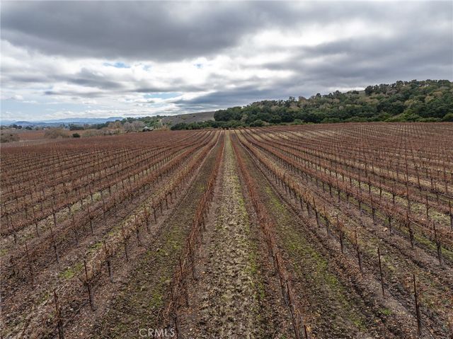 2135 Live Oak Rd, Paso Robles, CA 93446