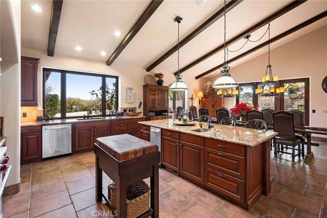2135 Live Oak Rd, Paso Robles, CA 93446