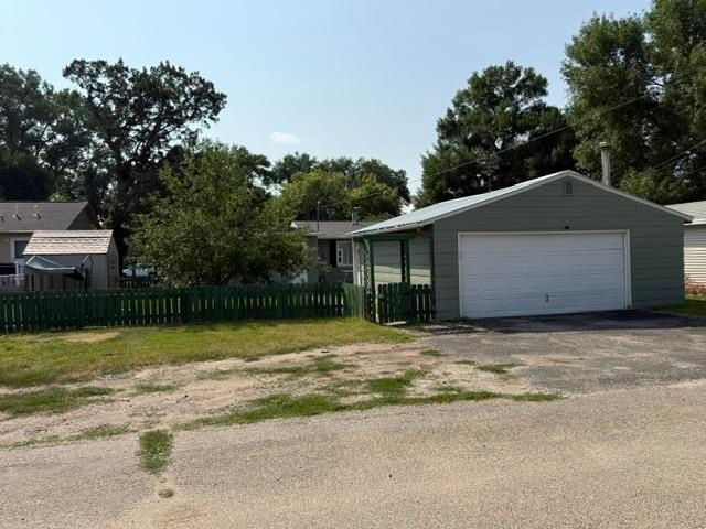 203 18th St SE, Minot, ND 58701