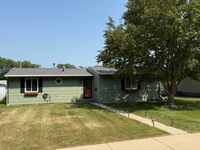 203 18th St SE, Minot, ND 58701