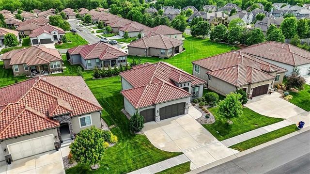 1217 SW Pebble Lane, Lee's Summit, MO 64082