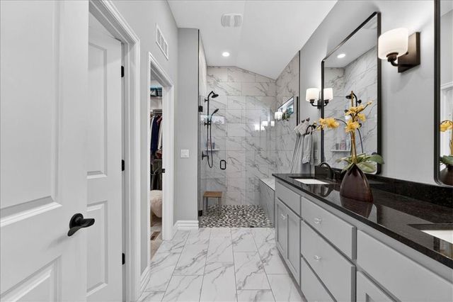 1217 SW Pebble Lane, Lee's Summit, MO 64082