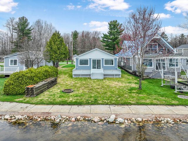 3551 W Lake Mitchell Drive, Cadillac, MI 49601