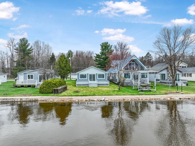 3551 W Lake Mitchell Drive, Cadillac, MI 49601