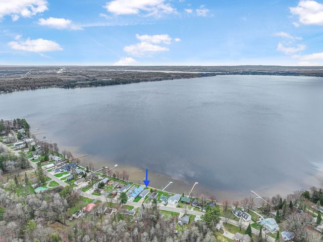 3551 W Lake Mitchell Drive, Cadillac, MI 49601