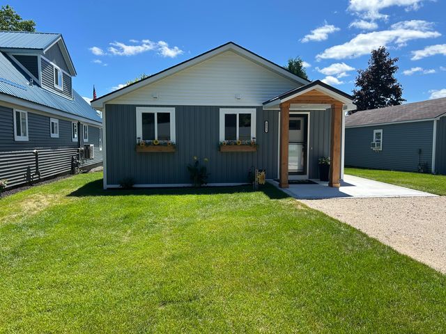 3551 W Lake Mitchell Drive, Cadillac, MI 49601