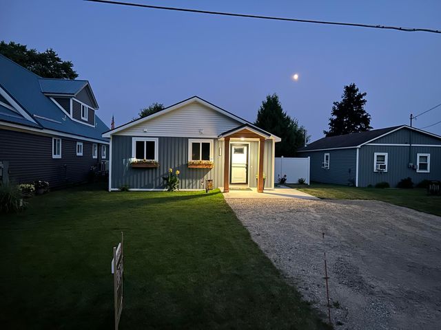 3551 W Lake Mitchell Drive, Cadillac, MI 49601