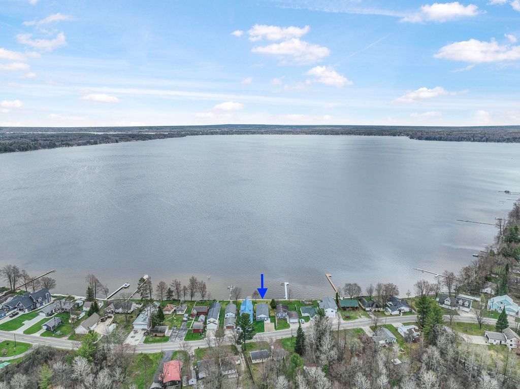3551 W Lake Mitchell Drive, Cadillac, MI 49601