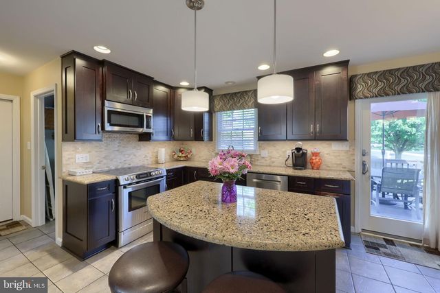 1 CARRIAGE LN, Ephrata, PA 17522