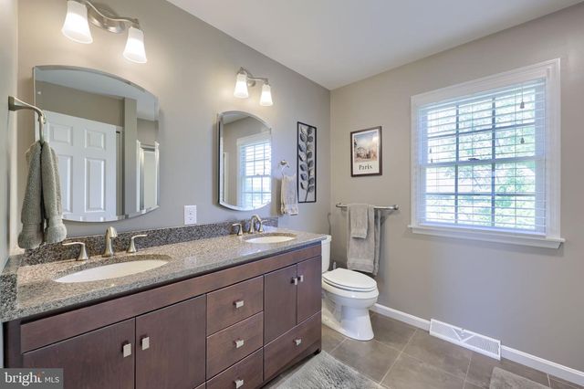 1 CARRIAGE LN, Ephrata, PA 17522