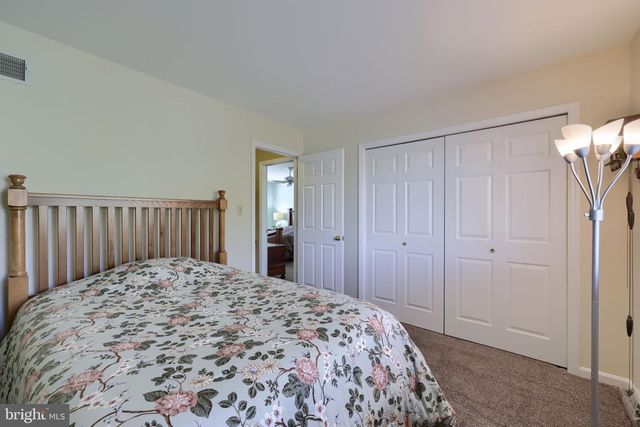 1 CARRIAGE LN, Ephrata, PA 17522
