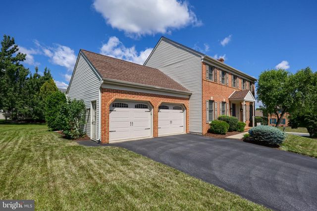 1 CARRIAGE LN, Ephrata, PA 17522