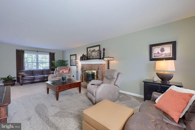1 CARRIAGE LN, Ephrata, PA 17522