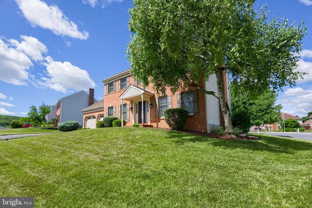 1 CARRIAGE LN, Ephrata, PA 17522