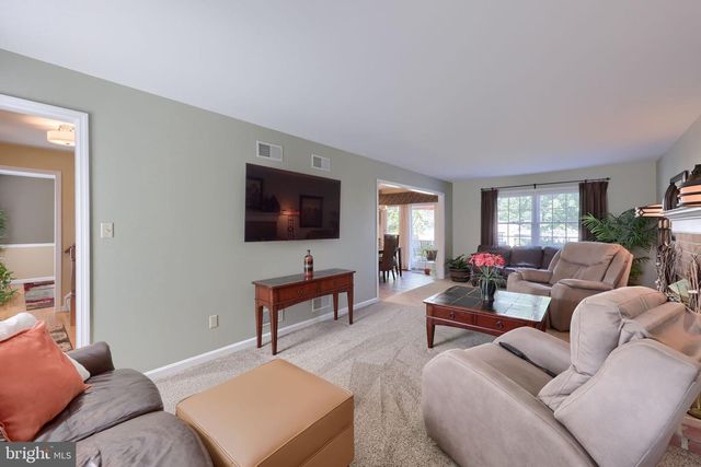 1 CARRIAGE LN, Ephrata, PA 17522