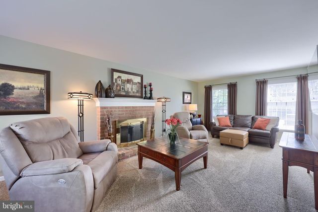 1 CARRIAGE LN, Ephrata, PA 17522