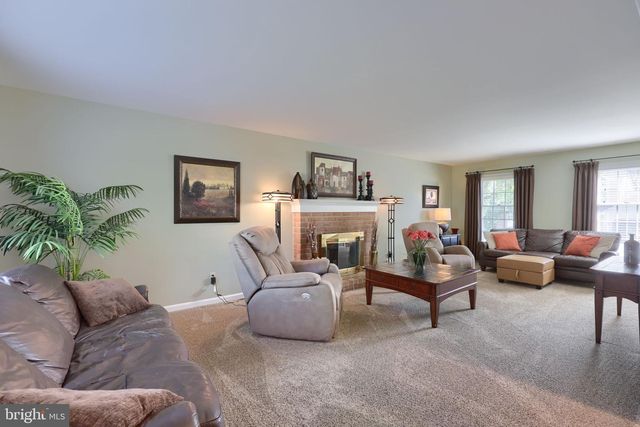 1 CARRIAGE LN, Ephrata, PA 17522
