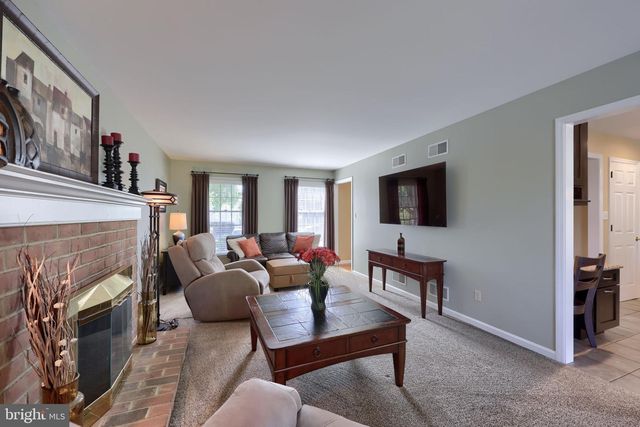 1 CARRIAGE LN, Ephrata, PA 17522