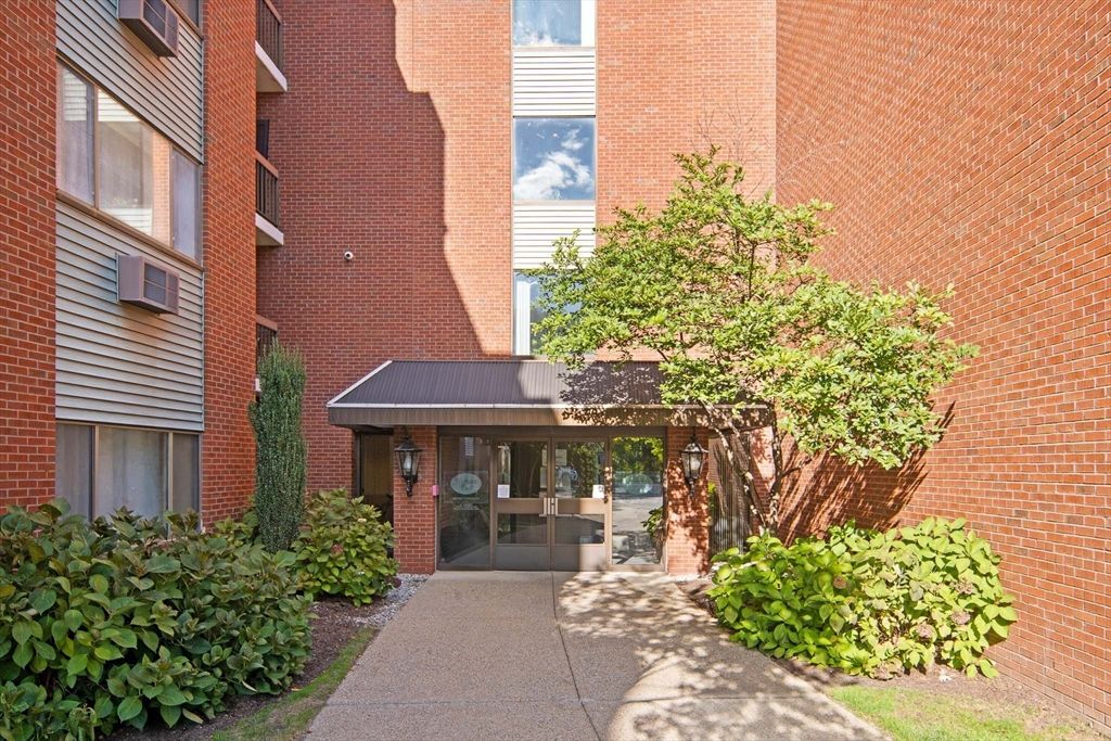 4975 Washington St 311, Boston, MA 02132