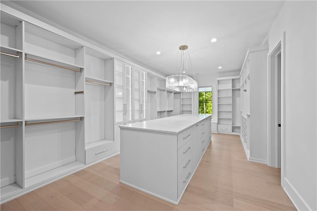 Image 10 of property listing at 5050 Kings Close, Milton, GA 30004
