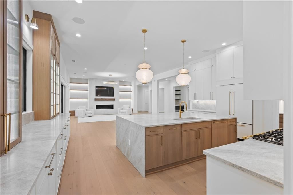Image 5 of property listing at 5050 Kings Close, Milton, GA 30004