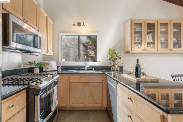 6600 Heather Ridge Way, Oakland, CA 94611