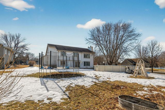 8480 Pelican Court, Chanhassen, MN 55317