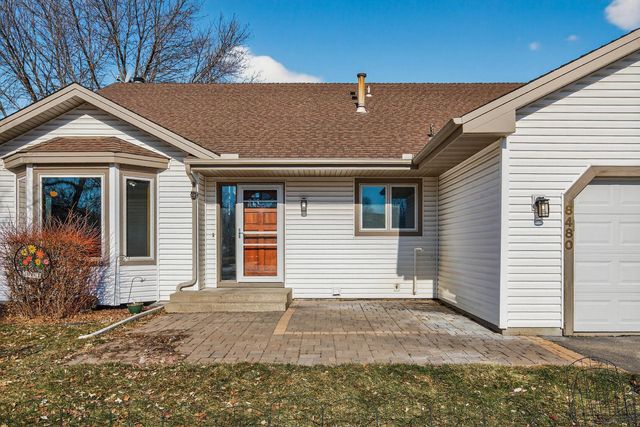 8480 Pelican Court, Chanhassen, MN 55317