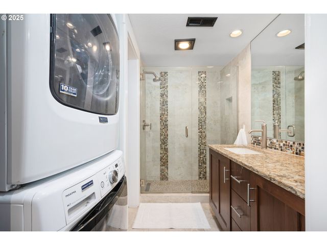 123 N HAYDEN BAY Dr, Portland, OR 97217
