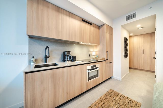 121 NE 5th Street 1400, Miami, FL 33132