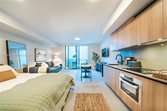 121 NE 5th Street 1400, Miami, FL 33132