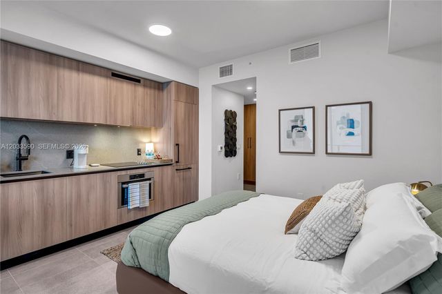 121 NE 5th Street 1400, Miami, FL 33132