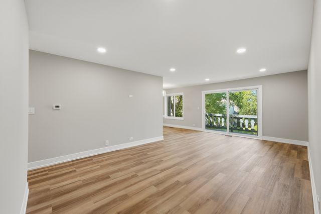 1952 N Hidden Creek Circle 7, Palatine, IL 60074