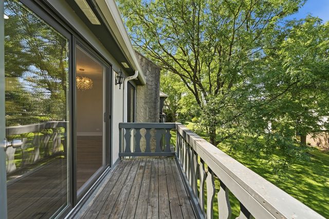 1952 N Hidden Creek Circle 7, Palatine, IL 60074
